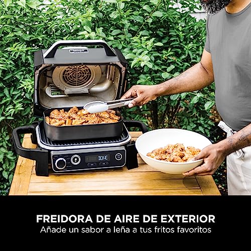 Ninja Woodfire Parrilla Eléctrica Exterior 7en1, Air Fry/Smoke/Roast, Antiadherente, Portátil - Gris/Negro