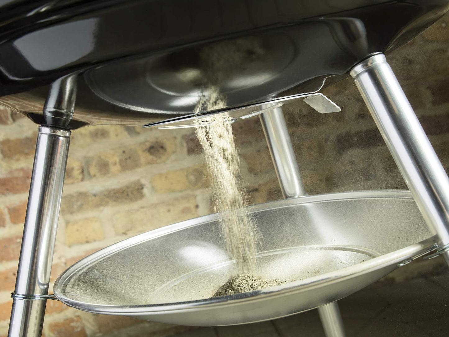 Weber Compact Kettle Barbacoa Carbón Ø57cm, Tapa/Cuba Porcelana, Ruedas, Rejilla Cromada - Negro